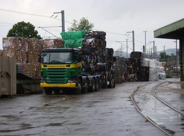 Die gepressten Ballen stehen für den Transport zu den Verarbeitungsfirmen bereit Die gepressten Ballen stehen für den Transport zu den Verarbeitungsfirmen bereit